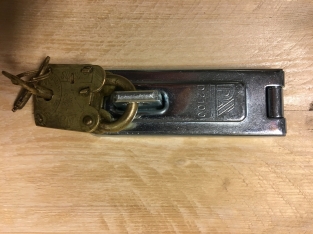 Sargfalle, verzinkt 100-35 mm, mit Verschlussbügel und Vorhängeschloss